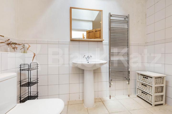 5 double bedrooms 2 bathrooms and garden within a period house  Windsor Road, Holloway